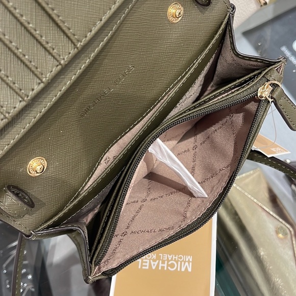 MICHAEL KORS
Jet Set Travel Medium Logo Smartphone Leather Crossbody
OLIVE
NWT - Picture 10 of 16
